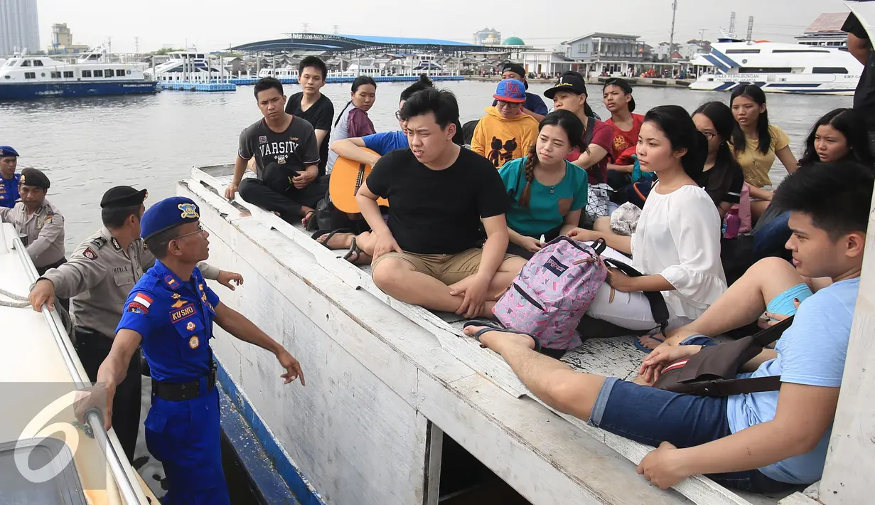 Petugas Polres Kepulauan Seribu mendatangi wisatawan yang akan berlibur ke Kepulauan Seribu di Kali Adem, Jakarta, Kamis (5/5). Dari hasil razia ditemukan sejumlah minuman keras. (Liputan6.com/Angga Yuniar) 