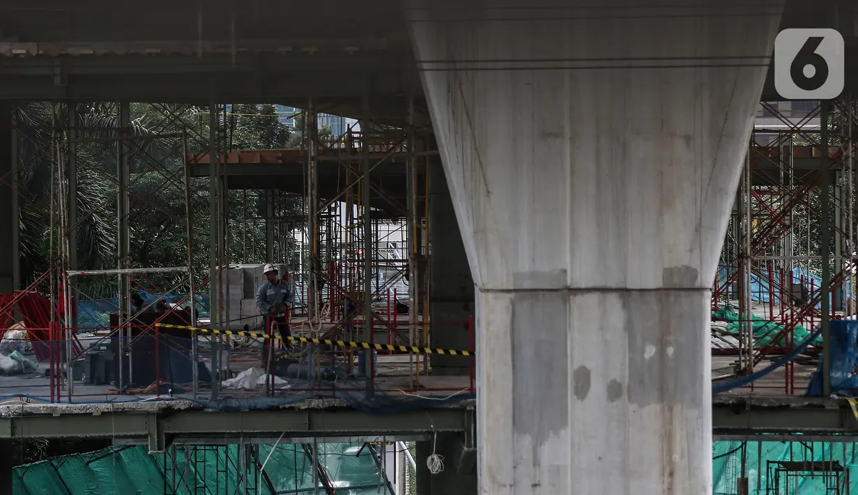 Pekerja menyelesaikan proyek pembangunan Jembatan layang (skybridge) CSW di Jakarta, Selasa (9/3/2021). Proyek pembangunan jembatan layang atau skybridge untuk integrasi Halte Transjakarta CSW di Stasiun MRT Asean ditargetkan selesai pada Mei 2021. (Liputan6.com/Johan Tallo)