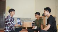 Habibi Ramadan (Kemeja kotak-kotak) menyampaikan metode baca Al-Quran Bahasa Isyarat kepada kedua adiknya Rasyid dan Fikri yang sama-sama menyandang Tuli. Foto: Dompet Dhuafa.