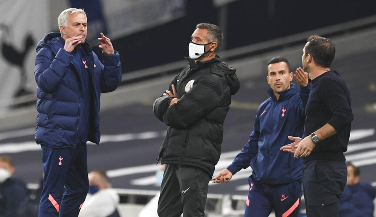 Perselisihan antara guru dan murid ini dipicu oleh kekesalan Jose Mourinho yang melihat Frank Lampard terlalu banyak memberi instruksi dari dekat garis pinggir lapangan. (Neil Hall/Pool via AP)