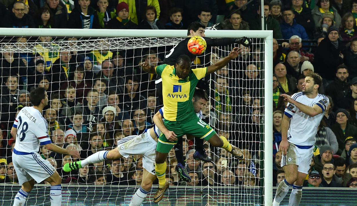 Kiper Chelsea, Thibaut Courtois, mengamankan gawangnya dari serangan pemain Norwich City dalam laga Liga Inggris di Stadion Carrow Road, Norwich, Rabu (2/3/2016) dini hari WIB. (AFP/Ben Stansall)