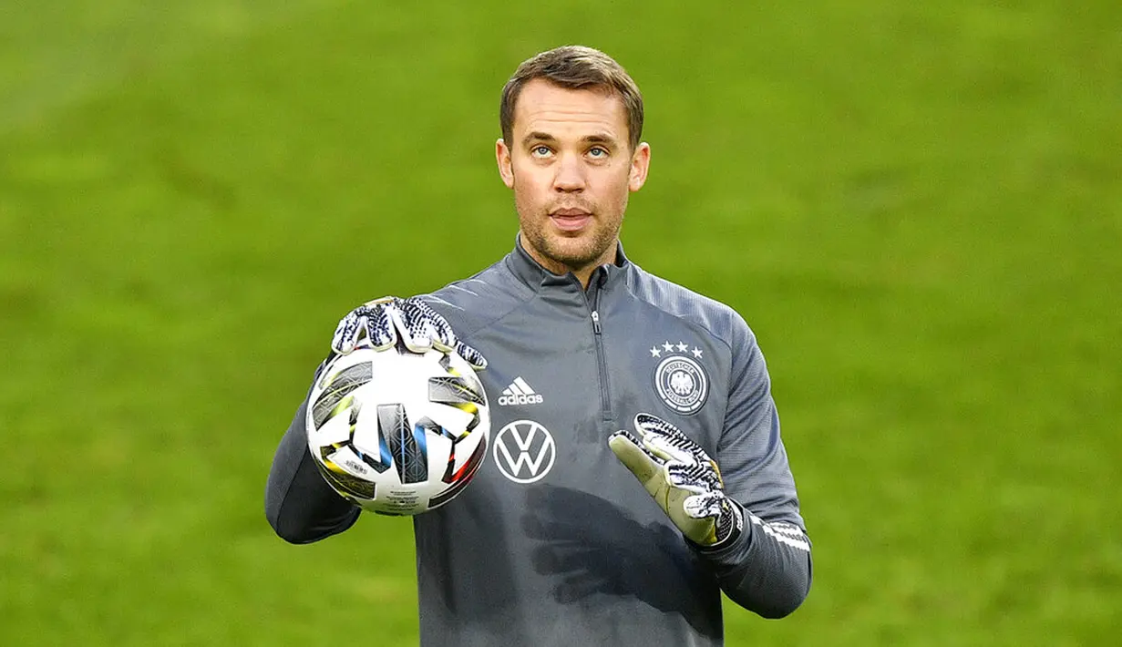 Penjjaga gawang Jerman Manuel Neuer berlatih jelang menghadapi Swiss pada pertandingan UEFA Nations League di Cologne, Jerman, Senin (12/10/2020). Jerman akan menghadapi Swiss pada Rabu (14/10/2020) dini hari WIB. (AP Photo/Martin Meissner)