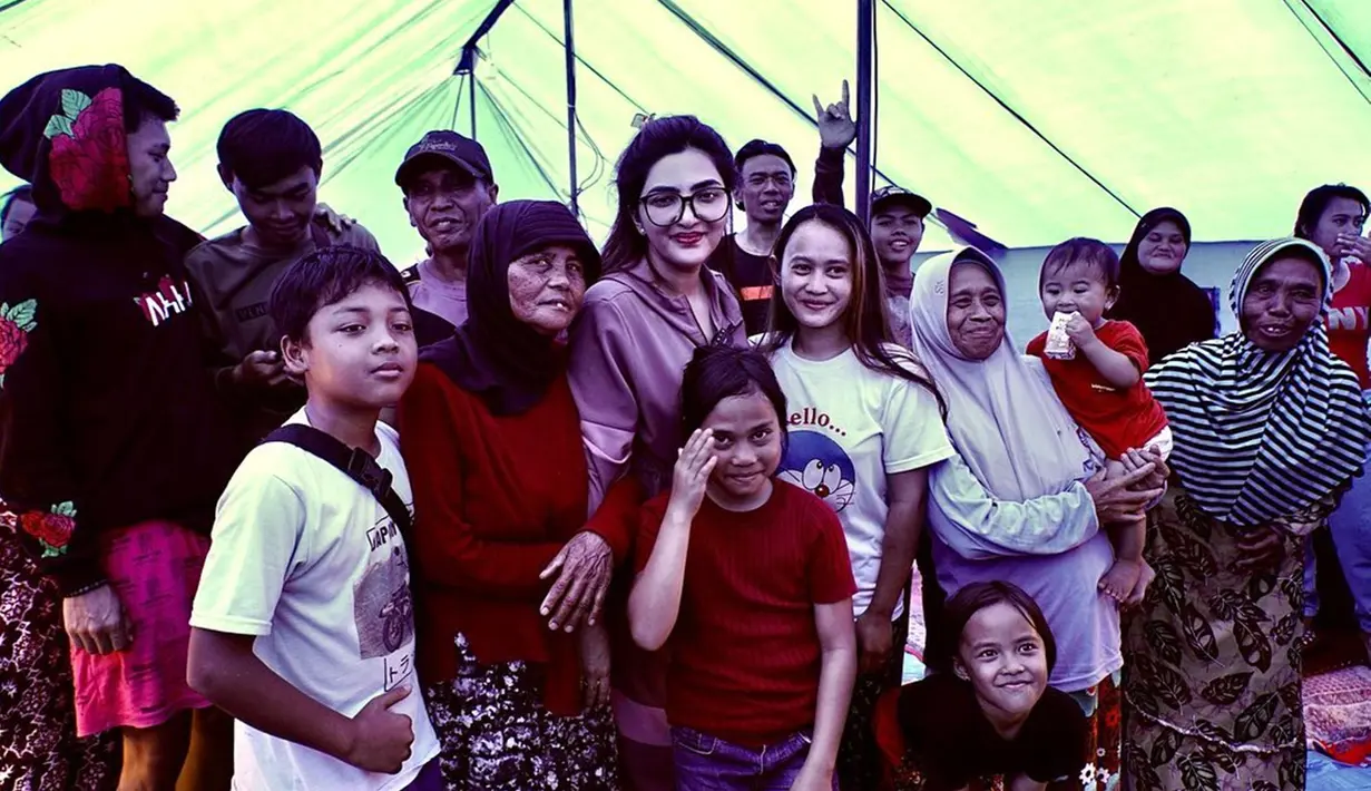 Ashanty juga membagikan momen saat dirinya mengunjungi tenda pengungsian serta membagikan bantuan melalui channel YouTube serta akun Instagram. Ia pun turut berdoa agar kondisi bisa cepat pulih dan para korban diberikan ketabahan. (Liputan6.com/IG/@ashanty_ash)