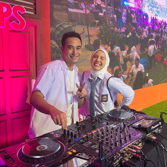 Potret 6 Pasangan Artis Pakai Seragam SMA di Ultah Ussy Sulistiawaty, Bak ABG