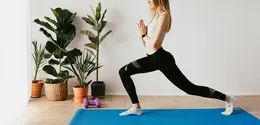 Berbeda dengan gerakan maju, langkah ke belakang pada reverse lunge memberikan kontrol yang lebih stabil terhadap posisi tubuh (Sumber: Pexels.com)