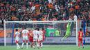 Kiper Bali United, Mike Hauptmeijer, menangkap bola saat melawan Persija Jakarta dalam lanjutan BRI Super League 2025/2026 di Jakarta International Stadium (JIS), Minggu (14/9/2025) malam WIB. (Bola.com/M Iqbal Ichsan)