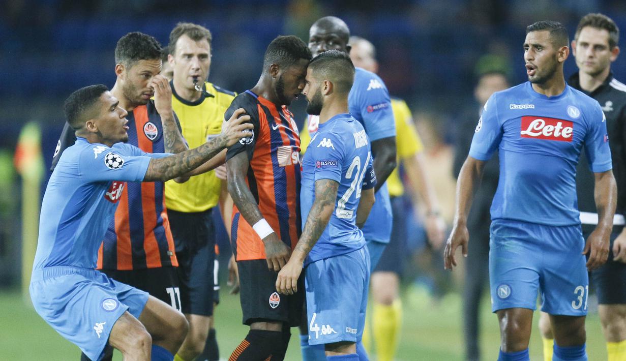 Gelandang Shakhtar Donetsk, Fred, bersitegang dengan striker Napoli, Lorenzo Insigne, pada laga Liga Champions di Stadion Metalist, Ukraina, Kamis (14/9/2017). Shakhtar Donetsk menang 2-1 atas Napoli. (AP/Efrem Lukatsky)