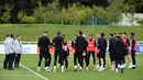 Manajer Inggris, Gareth Southgate (tiga kiri) berbincang dengan para pemain saat sesi latihan jelang menghadapi Swiss dalam pertandingan UEFA Nations League, Inggris, Minggu (10/9). (PAUL ELLIS/AFP)