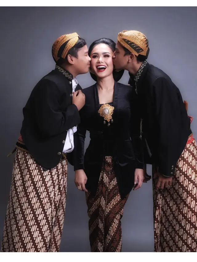 6 Potret Yuni Shara dengan Kedua Putranya, Bak Kakak Adik