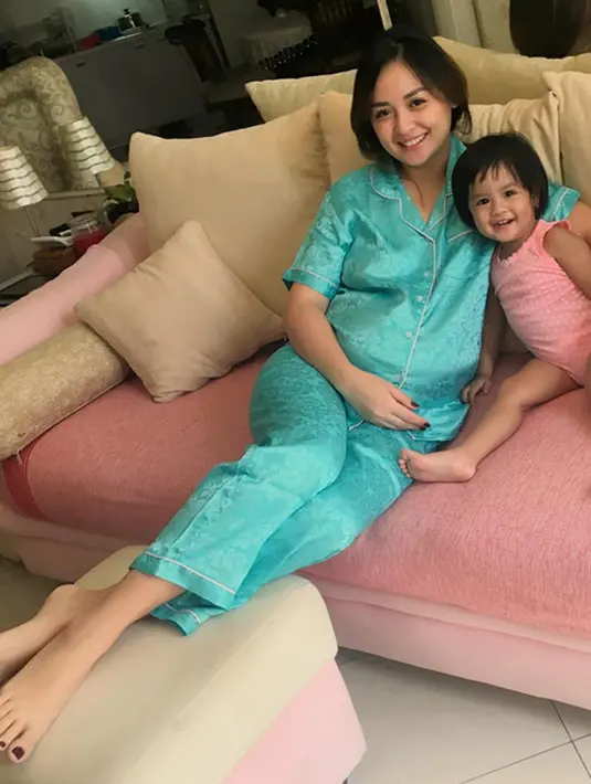 Untuk bisa melihat buah hatinya di ruang NICCU, pasangan ini juga tidak bisa setiap saat. Karena ada jadwal untuk melihat buah hatinya. Hanya orang tua yang diperkenankan menenggok bayi yang baru lahir seminggu silam itu. (Instagram/joannaalexandra)