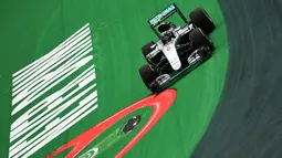 Nico Rosberg berada di posisi kedua pada sesi kualifikasi F1 GP Brasil di Sirkuit Interlagos, Sabtu (12/11/2016). Rosberg mencatat waktu tercepat 1 menit, 10,838 detik. (AFP/Vanderlei Almeida)