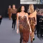 Winnie Harlow melenggang di catwalk Paris Fashion Week ketika menjadi model untuk koleksi Spring/Summer 2018 L'Oreal, Minggu (1/10). Wanita bernama lengkap Chantelle Brown-Young alias Winnie Harlow ini adalah keturunan Jamaika. (CHRISTOPHE SIMON/AFP)