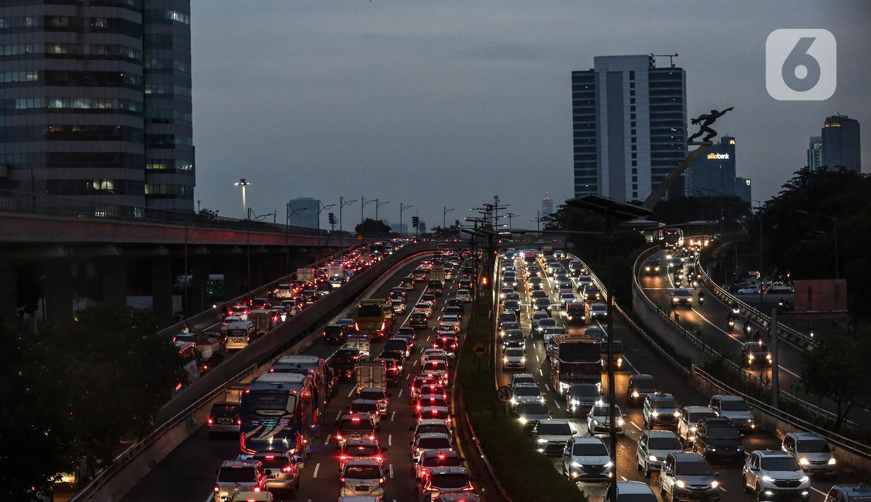 <p>Kendaraan terjebak kemacetan di Pancoran, Jakarta, Kamis (21/4/2022). Kemacetan tersebut dikarenakan banyaknya (peningkatan volume) kendaraan di jalan di sekitar jam berbuka puasa. (Liputan6.com/Johan Tallo)</p>