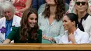 Duchess of Cambridge Kate Middleton (kiri) dan Duchess of Sussex Meghan Markle tertawa saat menyaksikan pertandingan final tunggal putri Wimbledon 2019 antara Serena Williams dengan Simona Halep di All England Lawn Tennis and Croquet Club, London, Inggris, Sabtu (13/7/2019). (BEN CURTIS/POOL/AFP)