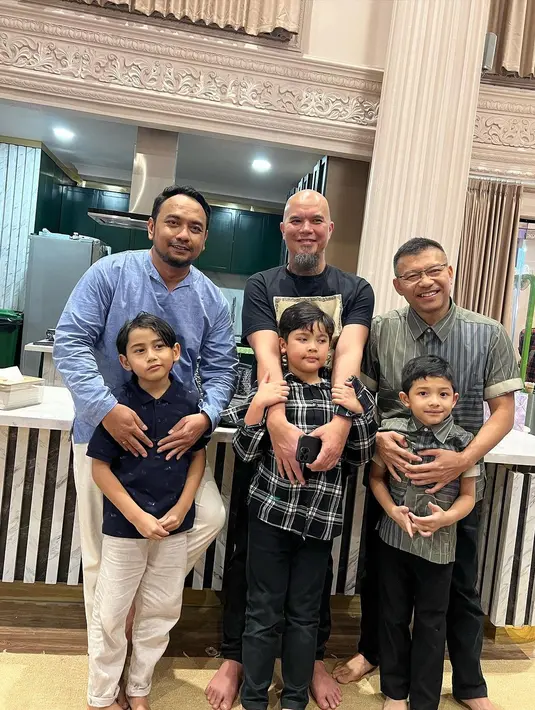 Menariknya para bapak berdiri berjajar dan berfoto sambil memeluk bungsunya masing-masing. Pemandangan ini pun nampak berbeda dari biasanya, acara tersebut pun menunjukkan sisi lain dari para pesohor ini. [Foto: Instagram/meisya_siregar]