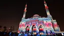 Lampu warna-warni menerangi Masjid Al-Noor selama Festival Cahaya Sharjah di Uni Emirat Arab pada 7 Februari 2020. Festival yang diselenggarakan setiap tahundan sudah memasuki tahun kesepuluh ini sukses memikat wisatawan lokal maupun asing. (Photo by GIUSEPPE CACACE / AFP)