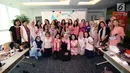 Sebanyak 30 peserta belajar merias berfoto bersama usai mengikuti Lifestyle Meetup kelas beauty workshop di SCTV Tower, Jakarta, Sabtu (12/8). (Liputan6.com/Helmi Afandi
