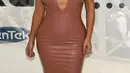Kim Kardashian pun dapat memamerkan bentuk tubuh yang ideal yang berbeda dari sebelumnya. Ia terlihat lebih sedikit kurus dengan bentuk payudara dan bokong yang montok. (AFP/Bintang.com) 
