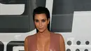 Kim Kardashian pun dapat memamerkan bentuk tubuh yang ideal yang berbeda dari sebelumnya. Ia terlihat lebih sedikit kurus dengan bentuk payudara dan bokong yang montok. (AFP/Bintang.com) 