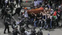 Polisi Israel berhadapan dengan pelayat saat mereka membawa peti mati jurnalis veteran Al Jazeera yang terbunuh, Shireen Abu Akleh selama pemakamannya di Yerusalem timur, Jumat, 13 Mei 2022. (Foto AP/Maya Levin)