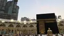 Dalam Instagram Stories, Vidi Aldiano turut serta membagikan momen saat berada di depan kabah. Dirinya pun begitu bersyukur bisa kembali menjalani ibadah umroh bersama keluarga. (Liputan6.com/IG/@vidialdiano)