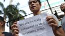 Pengungsi dari negara-negara berkonflik melakukan unjuk rasa di depan Kantor UNHCR, Jalan Kebon Sirih, Jakarta, Selasa (30/7/2019). Pengungsi yang rata-rata belum berkeluarga tersebut mendesak pihak UNHCR segera memproses surat ijin menuju negara tujuan mereka. (Liputan6.com/Helmi Fithriansyah)