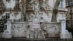 Grafiti bertuliskan 'insureksi populer' tertulis pada patung dekat Arc de Triomphe, Paris, Prancis, Minggu (2/12). Rakyat menuding kenaikan pajak bahan bakar berdampak pada risiko meningkatnya biaya hidup. (AP Photo/Kamil Zihnioglu)
