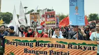 Massa buruh menggelar aksi di depan Gedung DPR/MPR. (Liputan6.com/Yopi Makdori)