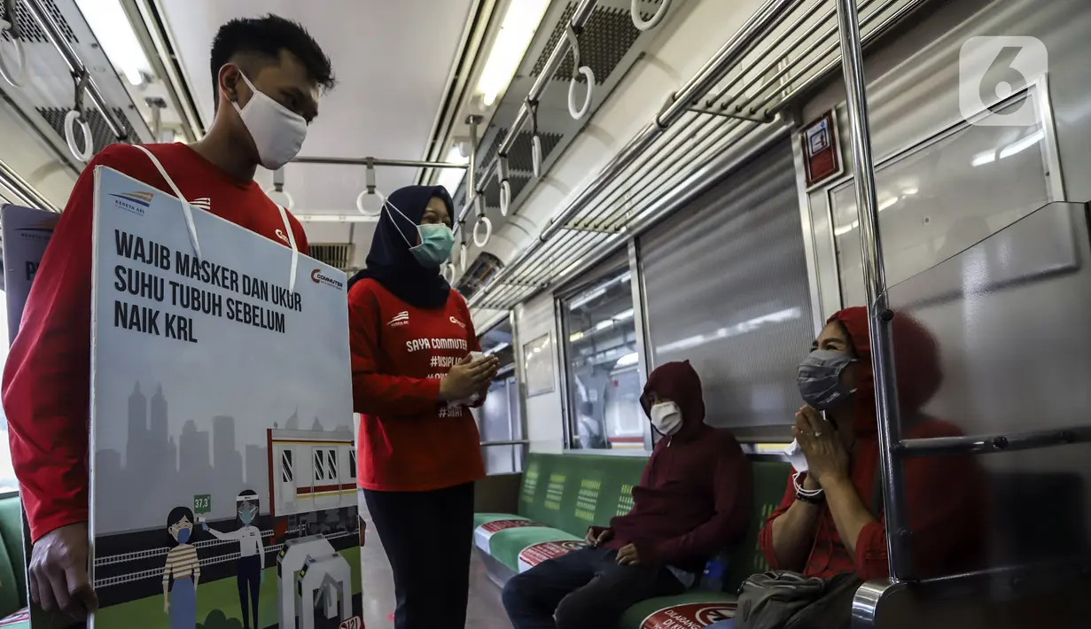 Petugas mensosialisasikan protokol kesehatan kepada penumpang di Stasiun Jakarta Kota, Jakarta, Rabu (28/10/2020). Mengantisipasi lonjakan penumpang saat cuti bersama dan Sumpah Pemuda, PT KCI mengajak pengguna KRL bersatu dan bangkit melawan COVID-19 dengan menerapkan 3M. (Liputan6.com/Johan Tallo)
