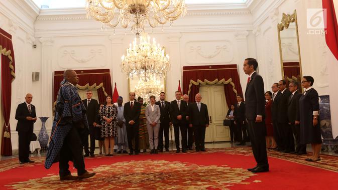 Presiden Joko Widodo atau Jokowi menerima surat kepercayaan dari Dubes LBBP Lesotho untuk Indonesia Mayor Jenderal Lineo Poopa di Istana Merdeka, Jakarta, Kamis (8/11). Jokowi menerima langsung surat kepercayaan tersebut. (Liputan6.com/Angga Yuniar)
