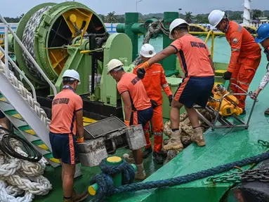 Personel penjaga pantai Filipina memuat peralatan skimmer yang akan digunakan dalam penanggulangan tumpahan minyak di sebuah pelabuhan di Limay, Bataan pada tanggal 26 Juli 2024. (Jam Sta Rosa/AFP)