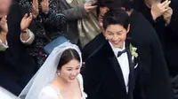 Hari bahagia Song Joong Ki  dan Song Hye Kyo akhirnya tiba juga. Setelah menggelar pesta pernikahan secara tertutup di Hotel Shilla, Seoul, Korea Selatan, terungkap bagaimana kisah cinta keduanya. (Twitter/Sophia Min)