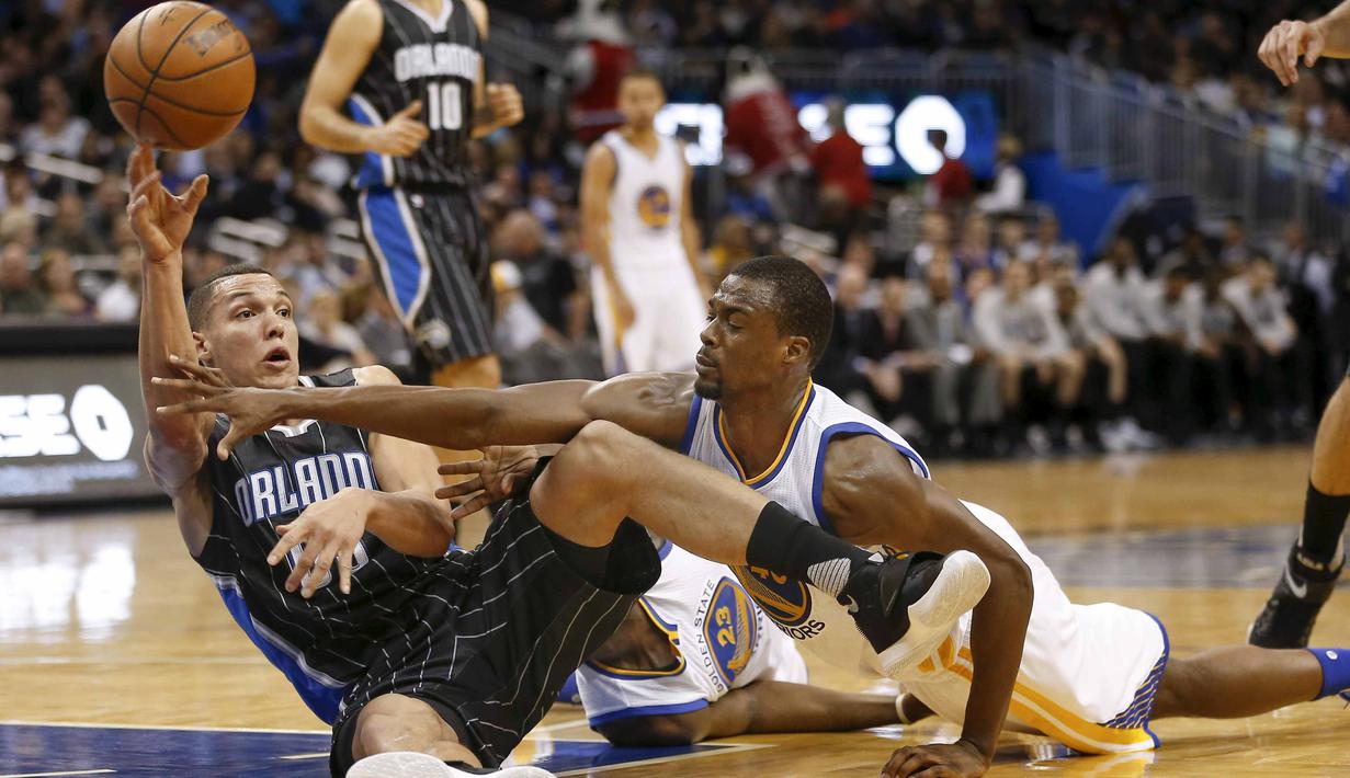Pemain Orlando Magic, Aaron Gordon (kiri) terjatuh saat berebut bola dengan pemain Golden State Warriors ,Harrison Barnes (kanan) pada lanjutan NBA di Amway Center. Warriors menang 130-114. (Mandatory Credit: Reinhold Matay-USA TODAY Sports)