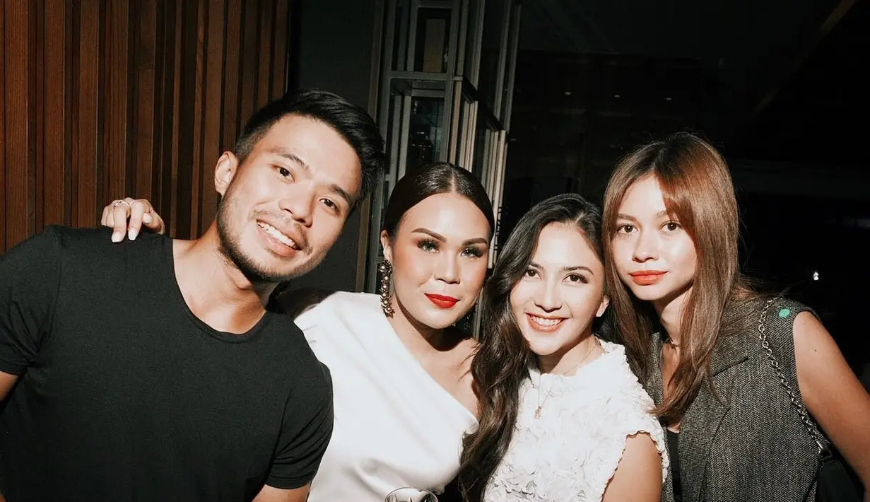 Selain kemeja putih, kaus hitam yang jadi fashion item basic ini, jadi andalan Yakup yang memberi tampilan stylish tanpa banyak usaha. Sementara itu, Mila tetap tampil konsisten dengan gaya hitam-putih mengenakan atasan vest rajut. (Foto: Intsgaram @jscmila)