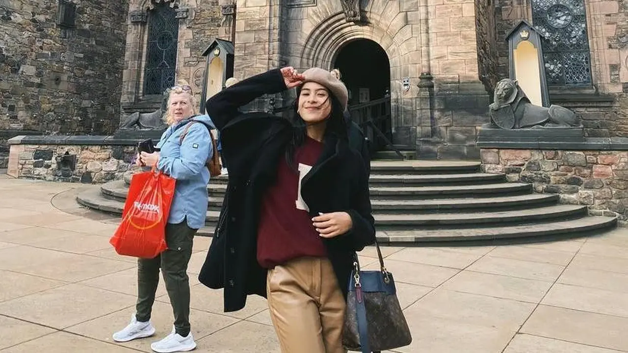 6 Potret Maudy Ayunda Berlibur di Inggris Bareng Adik, Gaya Kasual Tuai Pujian