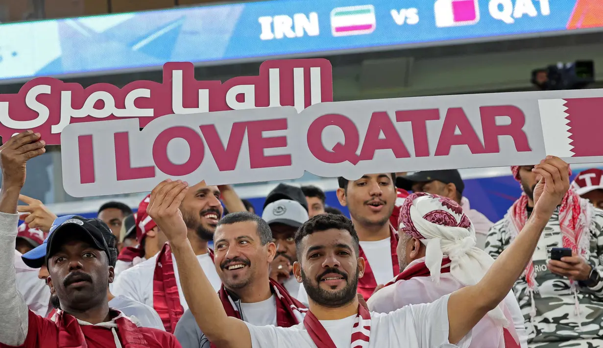 Pendukung tim nasional Qatar tersesat sebelum dimulainya pertandingan sepak bola semifinal Piala Asia AFC Qatar 2023 antara Iran dan Qatar di Stadion al-Thumama, Doha pada 7 Februari 2024. (Giuseppe CACACE/AFP)