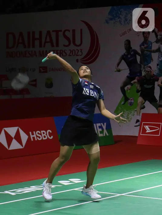 Pebulu tangkis tunggal putri Indonesia Gregoria Mariska Tunjung mengembalikan kok ke arah lawannya pebulu tangkis tunggal putri Sung Shuo Yun pada babak 32 besar turnamen Daihatsu Indonesia Masters 2023 di Istora Senayan, Jakarta, Rabu (25/1/2023). Gregoria Mariska Tunjung harus menghadapi persaingan ketat dengan tunggal putri China Taipei. (Liputan6.com/Herman Zakharia)