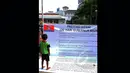 Seorang bocah berdiri di atas spanduk yang berisi tentang prestasi hitam Gubernur Ahok, Balaikota, Jakarta, Jumat (27/2/2015). Mereka menilai Gubernur Ahok gagal menjalankan pemerintahan dalam 100 hari (Liputan6.com/Faisal R Syam)