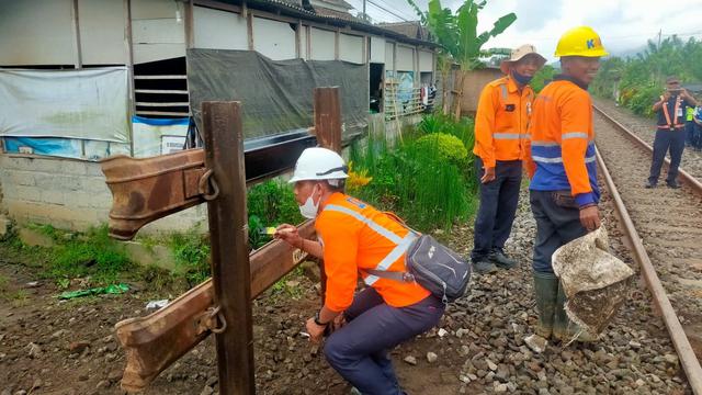 Penutupan perlintasan kereta api ilegal di wilayah Daop 9 Jember (Istimewa)