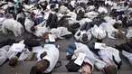 Petugas medis dari segala bidang menggelar aksi protes dengan merebahkan badan mereka dijalanan atau disebut gerakan "die-in" di New York, (29/10/2015). Hal ini menyinggung perihal perang di Suriah yang menewakan 700 petugas medis. (REUTERS/Carlo Allegri)