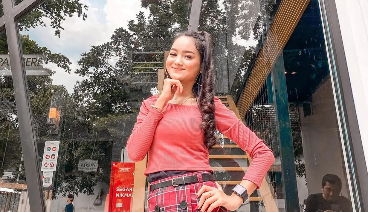 Paras manis perempuan asal Tulungagung, Jawa Timur ini berhasil memukau publik. Terlebih, gaya kecenya ini semakin menarik dengan pose foto yang membuat Safira Inema terlihat imut. Penampilan Safira Inema pun mendapatkan banyak pujian dari netizen. (Liputan6.com/IG/@safirainema_)