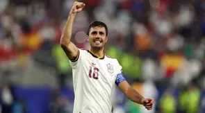 Rodri #16 dari Timnas Spanyol memberikan tepuk tangan kepada para penggemar setelah kemenangan 2-0 pada pertandingan semifinal Piala Dunia 2026 antara Prancis dan Spanyol di Stadion Dallas pada 15 Juli 2026 di Arlington, Texas. (Florencia Tan Jun/Getty Images melalui AFP)