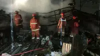 Anggota Dinas Pemadam Kebakaran dan Penyelamatan Kota Depok usai memadamkan api yang membakar lapak pedagang di dekat UPT Pasar Kemirimuka, Kecamatan Beji, Kota Depok. (Istimewa)