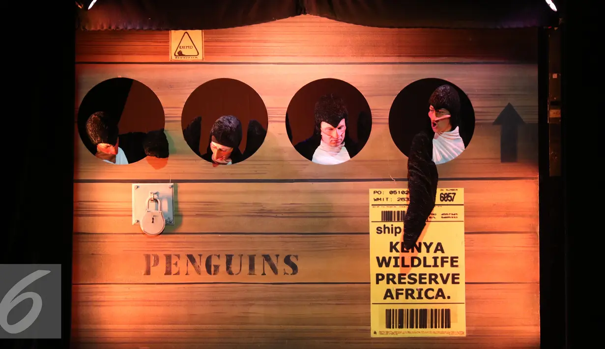 Para Penguins beraksi di pertunjukan drama musikal Madagascar Live! di ICE BSD, Serpong, Tangerang (5/5). Pertunjukkan ini menghadirkan cerita persahabatan yang dibawakan oleh tokoh para hewan dari kebun binatang. (Liputan6.com/Herman Zakharia)