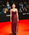 Shenina Cinnamon tampil menyala di red carpet 29th Busan International Film Festival, Korea Selatan [@sheninacinnamon]
