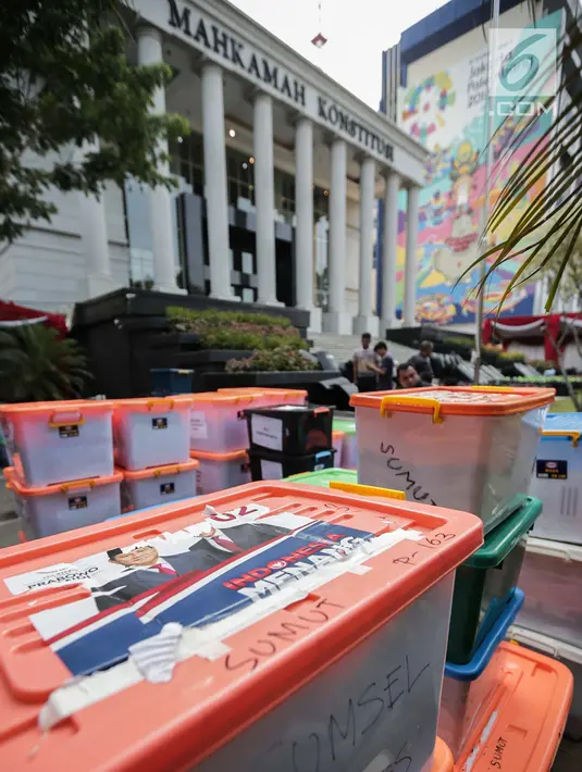 Petugas memeriksa barang bukti BPN Prabowo-Sandiaga yang nantinya akan diserahkan kepada panitera Mahkamah Konstitusi (MK), Jakarta, Selasa, (18/6/2019). Barang bukti tersebut merupakan bukti tambahan untuk melengkapi Sidang Sengketa Pilpres 2019. (Liputan6.com/Faizal Fanani)
