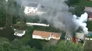 Gambar dari rekaman video  menunjukkan kobaran api dan kepulan asap kebakaran rumah di Lawrance, dekat Boston, AS, Kamis (13/9). Rentetan ledakan dan kebakaran di tiga komunitas utara Boston tersebut menyebabkan beberapa warga terluka. (WCVB via AP)