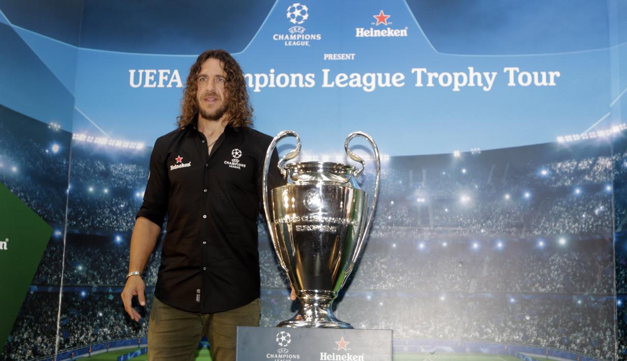 Legenda Barcelona, Carles Puyol, bersama trofi Liga Champions saat jumpa pers di Jakarta, Senin (11/3). Heineken memulai perhelatan UEFA Champions League Trophy Tour di Indonesia. (Bola.com/Vitalis Yogi Trisna)