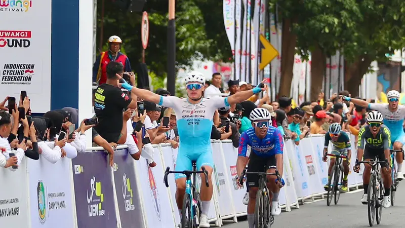 Pembalap asal Estonia Martin Laas dari tim Ferei Quick-Panda Podium Mongolia Team menjadi yang tercepat dan meraih juara pada etape kedua Tour de Banyuwangi Ijen. (Istimewa)