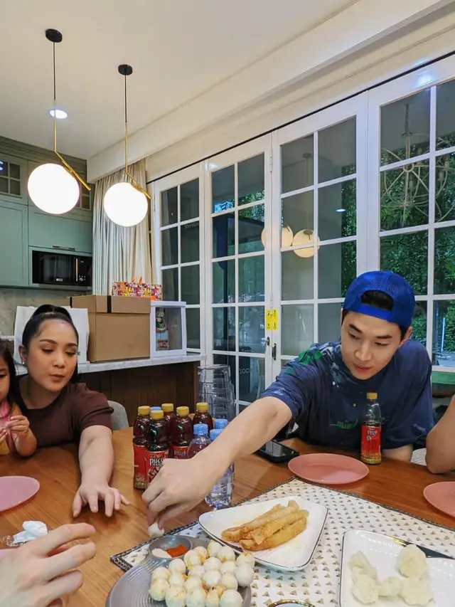 7 Potret Henry Lau Main ke Rumah Raffi Ahmad dan Nagita Slavina, Temukan Makanan Favorit